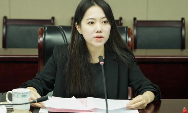 一場(chǎng)婚變鬧劇，牽出31歲“女首富”